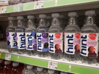 Los Angeles, California, ABD - 04-26-2021: Yerel bir bakkalda sergilenen birkaç şişe ipucu aromalı su içeceği manzarası.