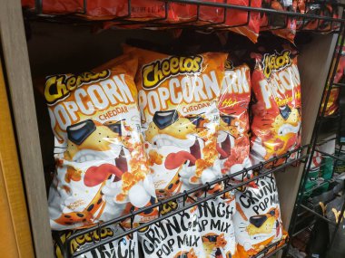 Los Angeles, California, ABD - 04-26-2021: Yerel bir bakkalda sergilenmekte olan birkaç paket Cheetos patlamış mısır çedar aroması manzarası.