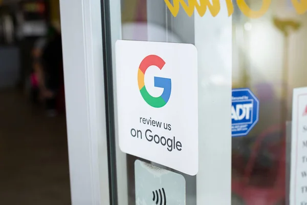 Los Angeles, California, ABD - 10-02-2021: Google 'da eleştiri sunmak üzere müşterilere yönelik perakende satış mağazası etiketi reklamları.