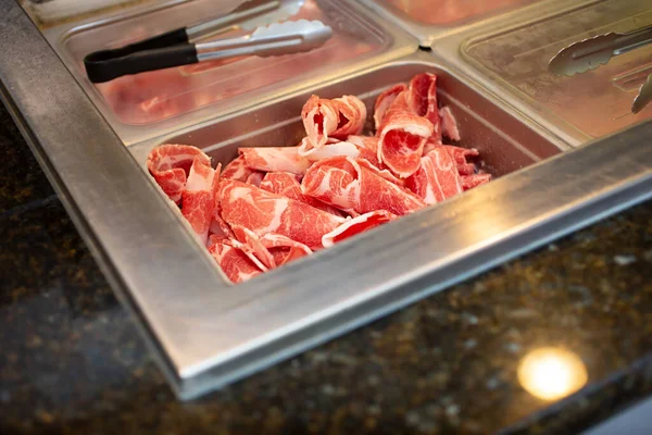 Una Vista Una Sartenes Metal Llenas Rodajas Carne Congelada Vistas —  Fotos de Stock