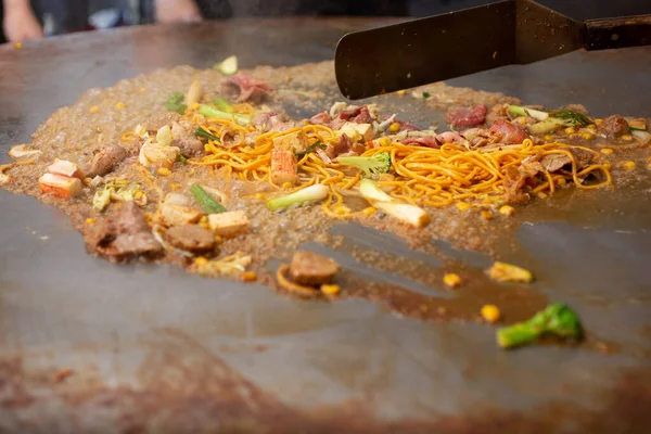 モンゴルのバーベキューレストランでは 食べ物の一部を格子状に焼き上げています — ストック写真