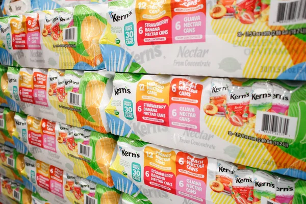 Los Angeles, California, ABD - 04-06-2021: Kern 'in birkaç kutu içeceği yerel bir büyük kutu mağazasında sergileniyor.