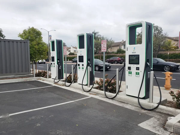 Los Angeles, California, ABD - 04-26-2021: Amerika Elektrik Markası 'nın yer aldığı çok sayıda elektrikli aracın görüntüsü.