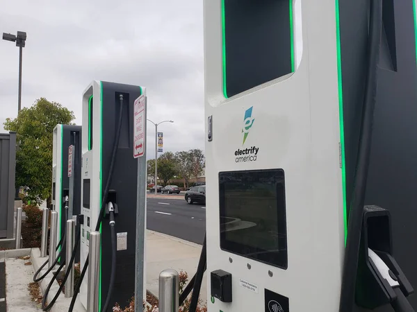 Los Angeles, California, ABD - 04-26-2021: Elektrik Amerika markasının yer aldığı çok sayıda elektrikli aracın yakın görüntüsü.