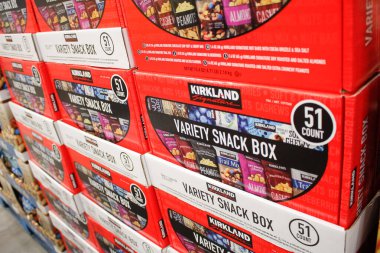 Irvine, California, ABD - 09-01-2020: Yerel bir Costco mağazasında sergilenen Kirkland İmza Çeşitli Paketler.