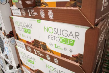 Los Angeles, California, ABD - 04-26-2021: Keto Şeker Yok Şirketi Fıstık Ezmesi Fıstık Ezmesi Kabı 'nın çeşitli paketleri yerel bir markette sergileniyor.