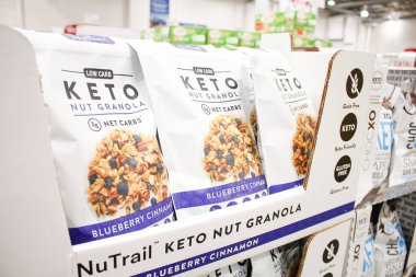 Los Angeles, California, ABD - 04-26-2021: Birkaç paket NuTrail keto fındık taneciğinin görüntüsü, yerel büyük bir markette sergileniyor.
