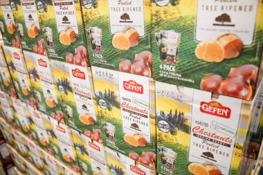 Los Angeles, California, ABD - 04-26-2021: Yerel büyük bir markette sergilenen çok sayıda kavrulmuş kestane konteynırının görüntüsü.