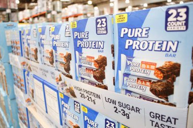 Los Angeles, California, ABD - 04-26-2021: Yerel büyük bir markette sergilenen çok sayıda Saf Protein Çubuğu manzarası.