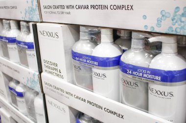 Garden Grove, California, ABD - 02-13-2020: Yerel büyük bir markette sergilenen birkaç şişe Nexxus şampuanı manzarası.