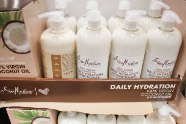 Los Angeles, California, ABD - 04-26-2021: Shea Nemli Hindistan cevizi yağı kremi şişeleri yerel büyük bir markette sergileniyor.