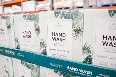 Los Angeles, Kaliforniya, ABD - 04-26-2021: Yerel bir büyük market vitrininde, Doğal Konseptlerin el yıkama çeşitli paketlerinin görüntüsü.