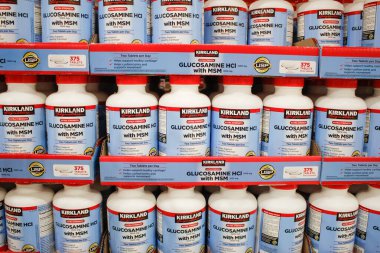 Los Angeles, Kaliforniya, ABD - 04-26-2021: Yerel bir Costco mağazasında sergilenen Kirkland İmza Glukozamin HCI tabletlerinin birkaç konteynırının görüntüsü.