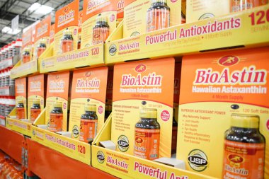 Los Angeles, Kaliforniya, ABD - 04-26-2021: Yerel büyük bir markette sergilenmekte olan birkaç paket BioAstin Hawaiian Astaxanthin yumuşak jelleri.
