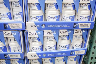 Los Angeles, California, ABD - 04-26-2021: Yerel büyük bir markette sergilenen çok sayıda Cerave nemlendirici krem paketi.
