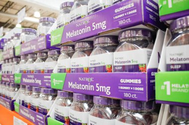 Los Angeles, California, ABD - 04-26-2021: Yerel büyük bir markette sergilenen birkaç paket Natrol Melatonin sakızı.