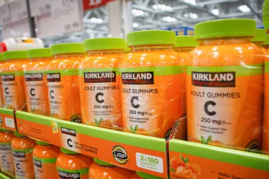 Garden Grove, California, ABD - 02-13-2020: Yerel bir Costco 'da birkaç kavanoz Kirkland İmza Yetişkin Sakızları sergileniyor.