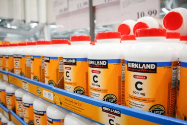 Los Angeles, California, ABD - 04-26-2021: Kirkland Çiğnenebilir C vitamini tabletlerinin çeşitli konteynerleri yerel bir Costco mağazasında sergilenmekte.