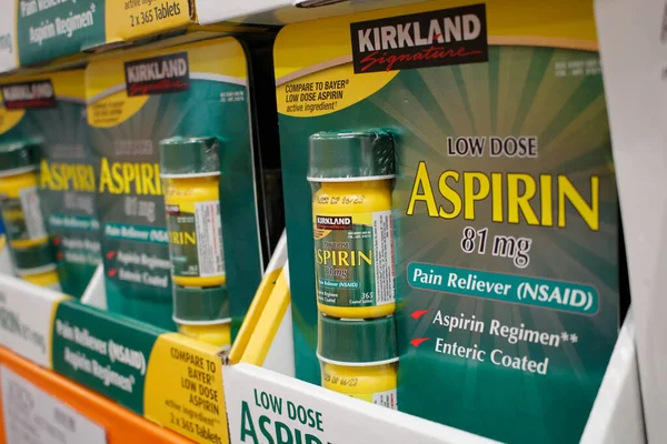 Los Angeles, Kaliforniya, ABD - 04-26-2021: Yerel bir Costco mağazasında birkaç paket düşük dozda Kirkland İmza aspirini sergileniyor.