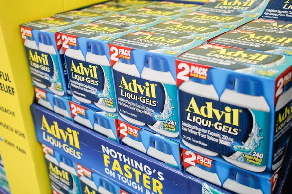 Los Angeles, California, ABD - 04-26-2021: Yerel büyük bir markette sergilenmekte olan birkaç paket Advil Sıvı-Gels 2 paketi.
