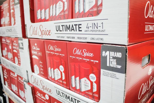 Los Angeles, California, ABD - 04-26-2021: Yerel büyük bir markette sergilenen çeşitli Old Spice deodorantı paketleri.