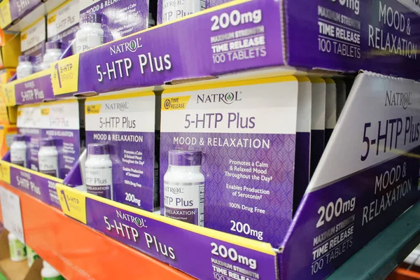 Los Angeles, California, ABD - 04-26-2021: Natrol 5-HTP Plus 'ın çeşitli paketleri yerel bir büyük market vitrininde sergileniyor.