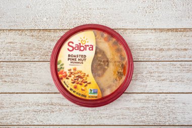 Los Angeles, California, ABD - 04-26-2021: Sabra humus konteynırının tepeden aşağı görüntüsü, kavrulmuş çam fıstığı aroması.