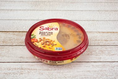 Los Angeles, California, ABD - 04-26-2021: Sabra Humus konteynırı manzarası, kavrulmuş çam fıstığı aroması. 