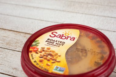 Los Angeles, California, ABD - 04-26-2021: Kavrulmuş çam fıstığı aromalı Sabra Humus 'un yakın çekim görüntüsü. 