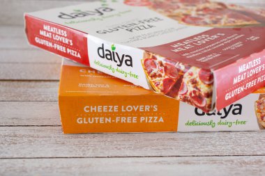 Los Angeles, California, ABD - 04-26-2021: İki kutu glütensiz Daiya pizzası manzarası. 