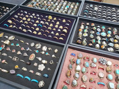 Mücevher taşlı birkaç yüzük olayının görüntüsü. 