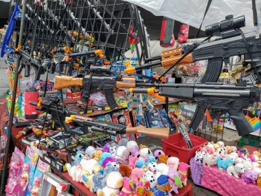 Los Angeles, California, ABD - 04-26-2021: Bir takas karşılaşmasında çadırda sergilenen çok sayıda yarı otomatik ve otomatik oyuncak silahların görüntüsü.