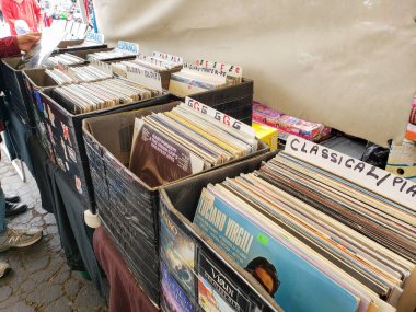 Los Angeles, California, ABD - 04-26-2021: Yerel bir takas karşılaşmasında görülen ve vinil müzik plaklarıyla dolu birkaç kutunun görüntüsü.