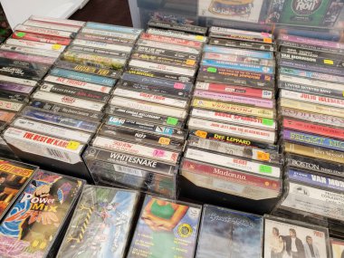 Los Angeles, California, ABD - 04-26-2021: Yerel bir takas buluşmasında görülen klasik müzik kasetleriyle dolu bir masa manzarası.