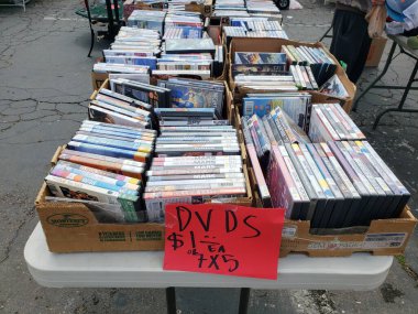 Los Angeles, California, ABD - 04-26-2021: Kullanılmış DVD 'lerle dolu birkaç kutunun görüntüsü, yerel bir takas yerinde sergileniyor.