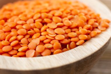 Kırmızı mercimek dolu ahşap bir kase yakın çekim görüntüsü..