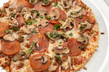 Mandırasız ve glütensiz fırınlanmış fırınlanmış pizzanın malzemelerinin yakın çekim görüntüsü..