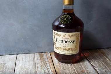 Los Angeles, California, ABD - 05-23-2021: bir şişe Hennessy vs. manzarası Konyak..