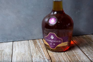Los Angeles, Kaliforniya, Amerika Birleşik Devletleri - 05-23-2021: Courvoisier vs. bir şişe manzarası Konyak..
