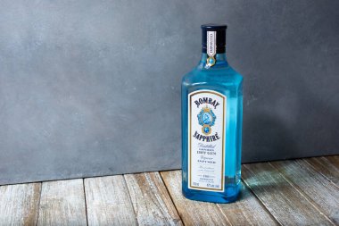 Moreno Vadisi, Kaliforniya, ABD - 02-06-2020: Bir şişe Bombay Sapphire sek cin manzarası.