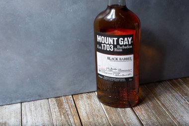 Los Angeles, Kaliforniya, ABD - 05-23-2021: Bir şişe Gay Barbabos Rum Dağı manzarası.
