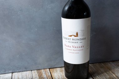Los Angeles, California, ABD - 05-23-2021: Bir şişe Robert Mondavi Şaraphanesi Cabernet Sauvignon şarabı manzarası.