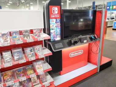 Los Angeles, California, ABD - 04-26-2021: Nintendo oyunlarının yer aldığı bir koridor manzarası, müşteriler için etkileşimli bir konsol ayarının yer aldığı yerel bir elektronik mağazasında sergileniyor.