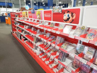Los Angeles, California, ABD - 04-26-2021: Yerel bir elektronik mağazasında sergilenen Nintendo oyunlarının yer aldığı bir koridor manzarası.