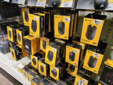 Los Angeles, California, ABD - 04-26-2021: Yerel bir elektronik mağazasında sergilenen birkaç paket Corsair oyun faresinin görüntüsü.