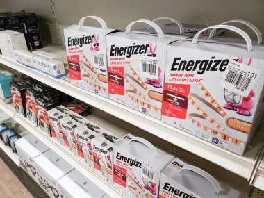 Los Angeles, California, ABD - 10-02-2021: Yerel bir elektronik mağazasında sergilenen çok sayıda akıllı wifi LED ışık bandı paketinin görüntüsü.