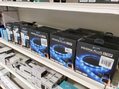 Los Angeles, California, ABD - 10-02-2021: Geeni Prisma Plus LED ışık şeritlerinin çeşitli paketleri yerel bir mağazada sergileniyor.