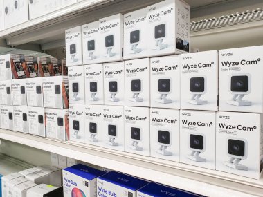Los Angeles, California, ABD - 10-02-2021: WyzeCam veya Wyze Cam 'in çeşitli paketlerinin yerel bir mağazada sergilenmesi.