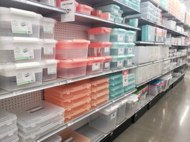 Los Angeles, California, ABD - 04-26-2021: Çeşitli plastik konteynırlarla dolu rafların yer aldığı bir koridor manzarası.