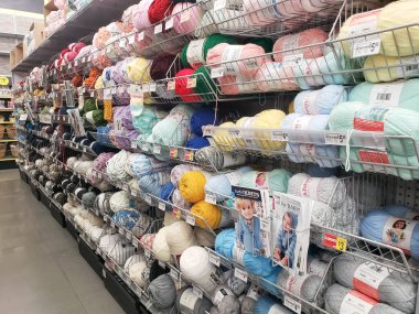 Los Angeles, California, ABD - 04-26-2021: Çeşitli ipliklerle dolu raflarla dolu bir koridor manzarası.